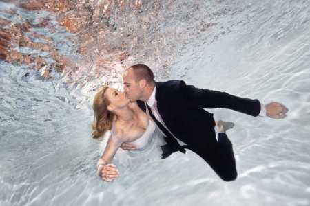 Die Unterwasserfotografen Tina Terras & Michael Walter aus Kiel fotografieren Menschen in Pools unter Wasser. Traumhafte Bilder zwischen Schweben und Schein