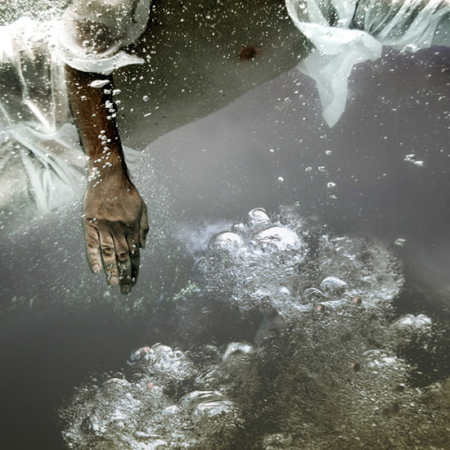 Die Unterwasserfotografen Tina Terras & Michael Walter aus Kiel fotografieren Menschen in Pools unter Wasser. Traumhafte Bilder zwischen Schweben und Schein